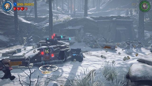 Będąc po drugiej stronie, zmień postać na Czarną Wdowę i włącz kamuflaż by nie zwracać na siebię uwagi wrogów po czym podejdź do widocznego na obrazku terminala i przejmij kontrolę nad działkiem - Konstruktywna DeStrukcja | Opis przejścia | LEGO Marvels Avengers - LEGO Marvels Avengers - poradnik do gry