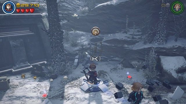 Jako Czarna Wdowa podejdź do widocznego na obrazku miejsca i wykop z ziemi potrzebne klocki do stworzenia platformy - Konstruktywna DeStrukcja | Opis przejścia | LEGO Marvels Avengers - LEGO Marvels Avengers - poradnik do gry