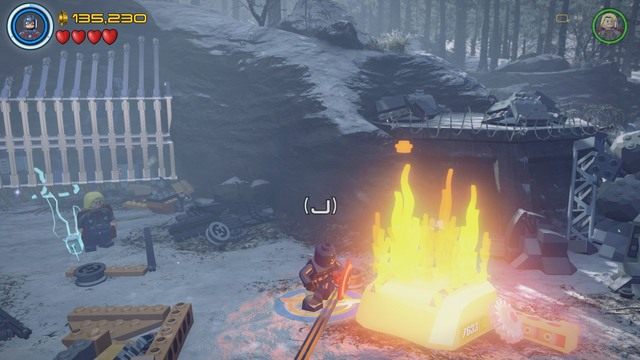 Po przejściu na drugą stronę, zmień postać na Kapitana Amerykę i ugaś wszystkie pożary które tam znajdziesz - Konstruktywna DeStrukcja | Opis przejścia | LEGO Marvels Avengers - LEGO Marvels Avengers - poradnik do gry