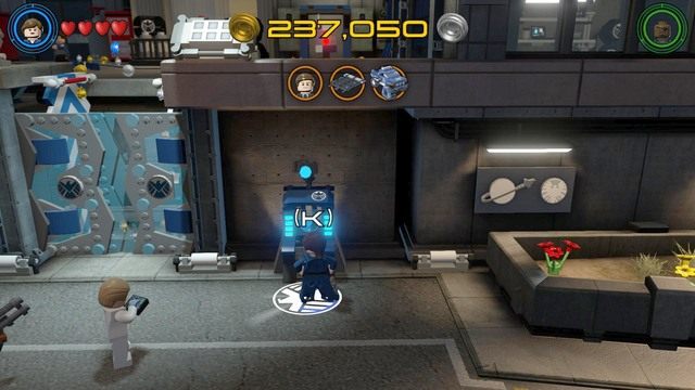 Po krótkiej scence przerywnikowej, przejdź na lewą stronę jako Maria Hill i zhakuj widoczną na obrazku konsolę - Loki, Pierwsze Kroki | Opis przejścia | LEGO Marvels Avengers - LEGO Marvels Avengers - poradnik do gry