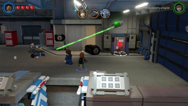 Będąc na górze zniszcz widoczne na obrazku świecące pojemniki, a z rozsypanych na ziemi klocków stwórz drabinę, która umożliwi Nickowi przejście na górny poziom - Loki, Pierwsze Kroki | Opis przejścia | LEGO Marvels Avengers - LEGO Marvels Avengers - poradnik do gry