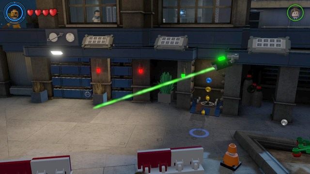 Jako Nick Fury, używając w tym samym czasie kamuflażu, udaj się do konsoli, która chroniona jest przez system - Loki, Pierwsze Kroki | Opis przejścia | LEGO Marvels Avengers - LEGO Marvels Avengers - poradnik do gry