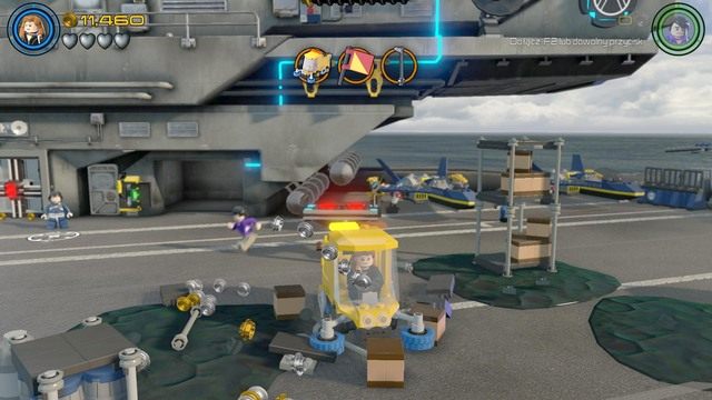 Po wykonanej czynności otworzą się dolne drzwi, za którymi znajdziesz pojazd czyszczący pokład - Kino Plenerowe | Opis przejścia | LEGO Marvels Avengers - LEGO Marvels Avengers - poradnik do gry