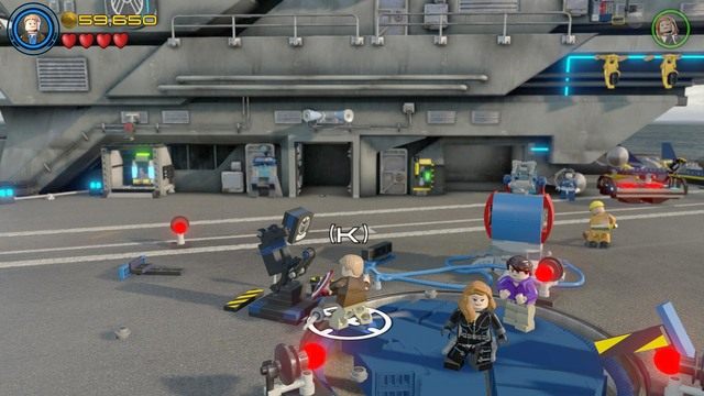 Po wylądowaniu pojazdu przejmij kontrolę nad Rogersem i udaj się na niebieską platformę na środku lotniskowca - Kino Plenerowe | Opis przejścia | LEGO Marvels Avengers - LEGO Marvels Avengers - poradnik do gry