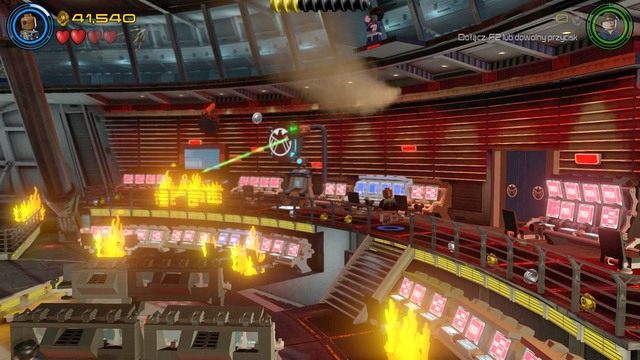 Pierwszą dźwignię wysuniesz za pomocą konsoli po prawej stronie centrum dowodzenia - Chaos na Hellicarrierze | Opis przejścia | LEGO Marvels Avengers - LEGO Marvels Avengers - poradnik do gry