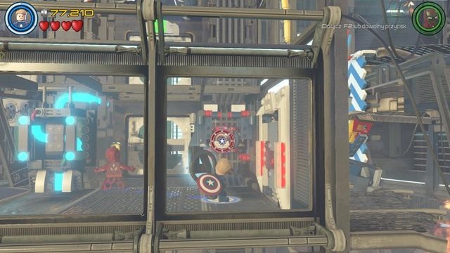 Po uruchomieniu windy, zjedź nią na niższy poziom jako Kapitan Ameryka i otwórz kolejne drzwi po prawej stronie - Chaos na Hellicarrierze | Opis przejścia | LEGO Marvels Avengers - LEGO Marvels Avengers - poradnik do gry