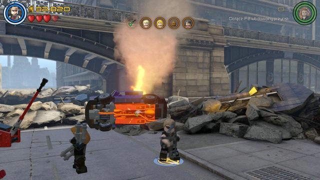 Po przeskanowaniu terenu, na podwoziu samochodu pojawi się złota osłona, którą zniszczysz jako Hawkeye - Mściciele do boju | Opis przejścia | LEGO Marvels Avengers - LEGO Marvels Avengers - poradnik do gry