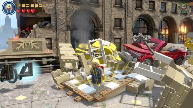 Po uratowaniu wszystkich ludzi, zmień postać na Thora i zniszcz pokazaną na obrazku pękniętą blokadę po czym zmień postać na Hawkeyea i strzel do srebrnej osłony zniszczonego samochodu - Mściciele do boju | Opis przejścia | LEGO Marvels Avengers - LEGO Marvels Avengers - poradnik do gry