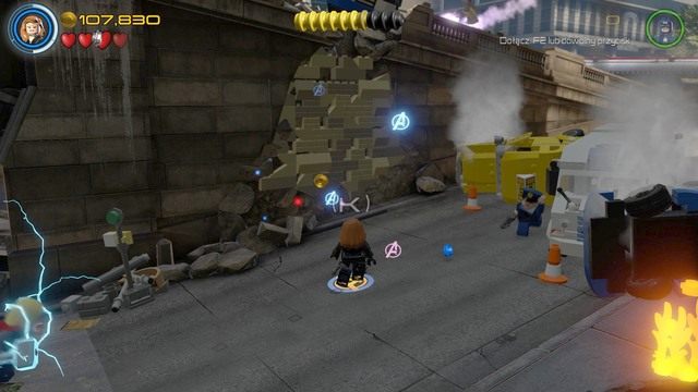 W momencie jak most się zawali przejdź na prawą stronę jako Czarna Wdowa i zeskanuj teren by odsłonić popękaną ścianę - Mściciele do boju | Opis przejścia | LEGO Marvels Avengers - LEGO Marvels Avengers - poradnik do gry