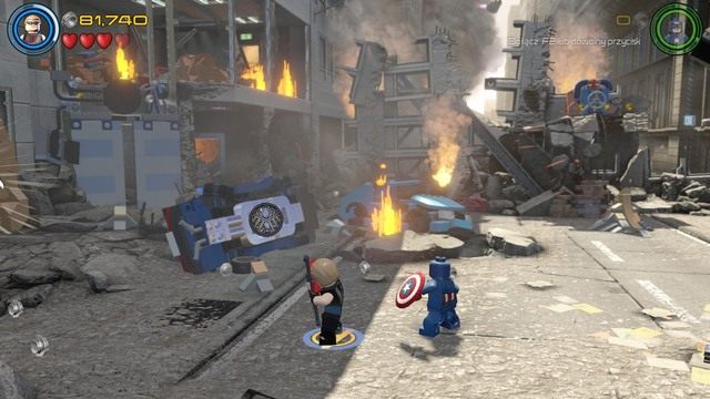 Po wykonaniu czynności przejdź na środek gdzie znajdziesz przewrócony samochód ze srebrnym podwoziem - Najpotężniejsi bohaterowie | Opis przejścia | LEGO Marvels Avengers - LEGO Marvels Avengers - poradnik do gry