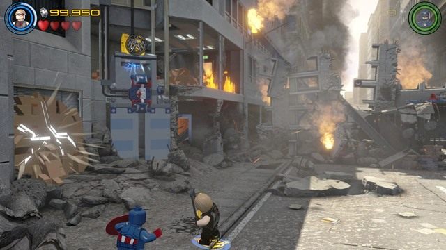 Jak tylko zauważysz, że winda spadła, wyceluj w jej górną, złotą część jako Hawkeye - Najpotężniejsi bohaterowie | Opis przejścia | LEGO Marvels Avengers - LEGO Marvels Avengers - poradnik do gry