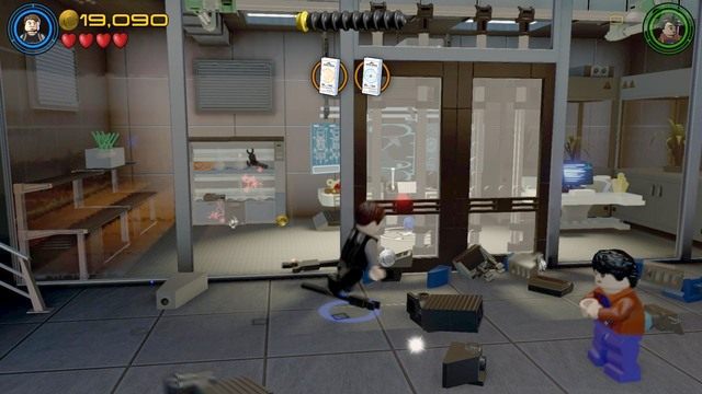 Po krótkiej scence przerywnikowej podejdź jako Stark do robota po lewej stronie laboratorium i napraw go - Bez sznurków nie jest źle | Opis przejścia | LEGO Marvels Avengers - LEGO Marvels Avengers - poradnik do gry