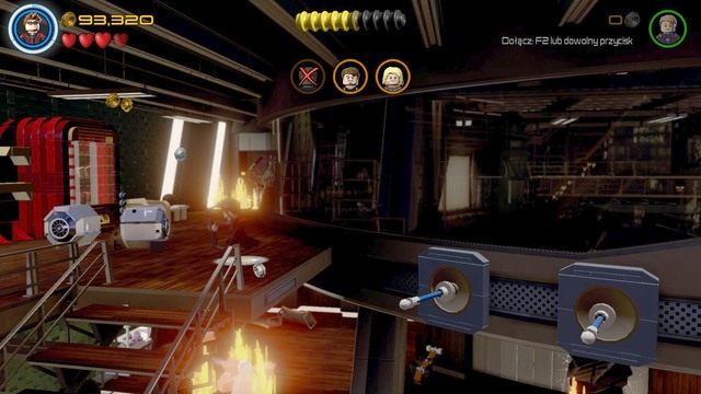 Na górze użyj wybuchowych strzał by zniszczyć dwa srebrne pojemniki - Bez sznurków nie jest źle | Opis przejścia | LEGO Marvels Avengers - LEGO Marvels Avengers - poradnik do gry