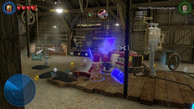 Będąc w stodole zniszcz srebrny pojemnik, z którego później zbuduj pierwszą część mechanizmu - Koreańska kabała kolejowa | Opis przejścia | LEGO Marvels Avengers - LEGO Marvels Avengers - poradnik do gry