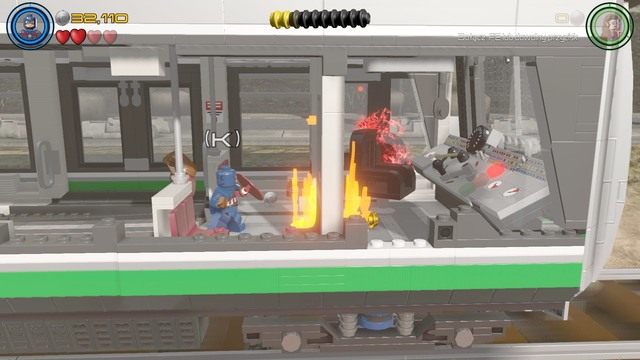 Podczas dalszej drogi podejdź jako Scarlet do wyrwy w podłodze i ułóż z klocków które tam leżą mały pomost - Koreańska kabała kolejowa | Opis przejścia | LEGO Marvels Avengers - LEGO Marvels Avengers - poradnik do gry