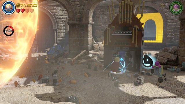 W trakcie walki powtarzaj wcześniej wykonane kroki z odbijaniem pocisków i eliminowaniem obstawy Ultrona, do momentu, w którym zobaczysz jak kolejny element spada na ziemię - Ultron traci rezon | Opis przejścia | LEGO Marvels Avengers - LEGO Marvels Avengers - poradnik do gry