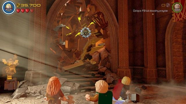 Udaj się schodami na wyższy poziom i zniszcz obiekt z klocków leżący przed zawalonym przejściem - Hen, w Aetherze | Opis przejścia | LEGO Marvels Avengers - LEGO Marvels Avengers - poradnik do gry