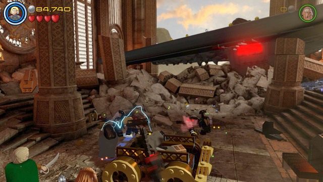 Po przybyciu na miejsce zniszcz pokazane na obrazku obiekty z klocków po czym stwórz z nich pierwszą część tarana - Hen, w Aetherze | Opis przejścia | LEGO Marvels Avengers - LEGO Marvels Avengers - poradnik do gry