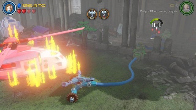 Po zmianie miejsca akcji, podejdź dowolną postacią do prawej strony i zniszcz niebiesko-biały obiekt z klocków po czym stwórz z niego system spryskiwaczy - Hen, w Aetherze | Opis przejścia | LEGO Marvels Avengers - LEGO Marvels Avengers - poradnik do gry