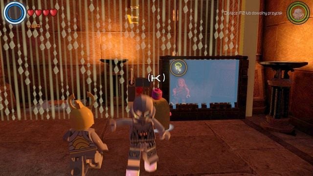 Podejdź do miejsca pokazanego na obrazku i przejmij kontrolę nad kobietą znajdującą się za polem ochronnym za pomocą postaci Visiona - Postacie | Asgard - sekrety | LEGO Marvels Avengers - LEGO Marvels Avengers - poradnik do gry