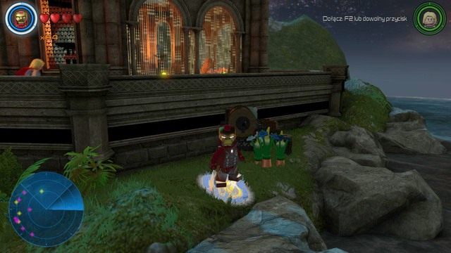 Po prawej stronie lokacji znajdziesz małe pomieszczenie, które chronione jest polem siłowym - Złote klocki | Asgard - sekrety | LEGO Marvels Avengers - LEGO Marvels Avengers - poradnik do gry