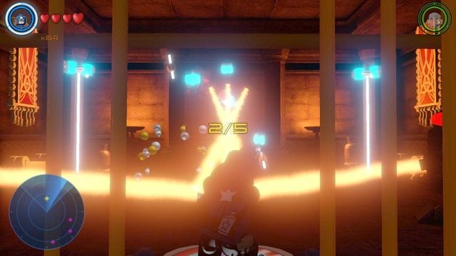 Korzystając z platformy nakierowuj laser na pięć generatorów prądu pokazanych na obrazku (niebieskie obiekty pod sufitem) - Złote klocki | Asgard - sekrety | LEGO Marvels Avengers - LEGO Marvels Avengers - poradnik do gry