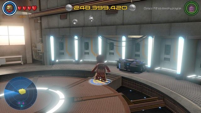 Będąc w środku domu, podejdź do widocznego na obrazku pojemnika i korzystając z umiejętności specjalnej Ultrona, otwórz go by uzyskać dostęp do złotego klocka - Złote klocki | Malibu - sekrety | LEGO Marvels Avengers - LEGO Marvels Avengers - poradnik do gry