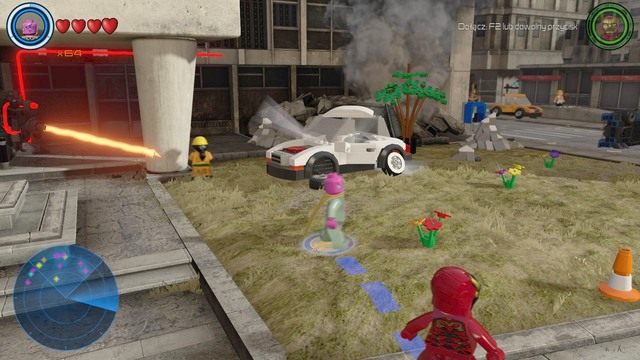 Obok głównego budynku znajdziesz broń laserową oraz wrak białego samochodu - Złote klocki | Sokovia - sekrety | LEGO Marvels Avengers - LEGO Marvels Avengers - poradnik do gry