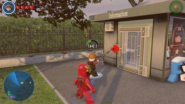 Po lewej stronie lokacji znajdziesz małą budkę, której drzwi możesz wyrwać za pomocą Hawkeyea - Złote klocki | Waszyngton - sekrety | LEGO Marvels Avengers - LEGO Marvels Avengers - poradnik do gry