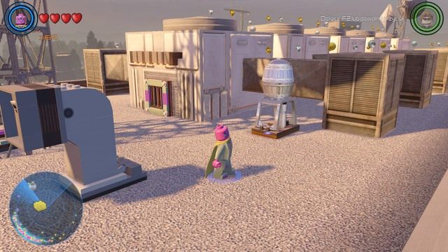 Na sąsiednim budynku, na dachu znajdziesz srebrny obiekt, który musisz zniszczyć za pomocą ładunków wybuchowych Iron Mana - Złote klocki | Północny Manhattan - sekrety | LEGO Marvels Avengers - LEGO Marvels Avengers - poradnik do gry