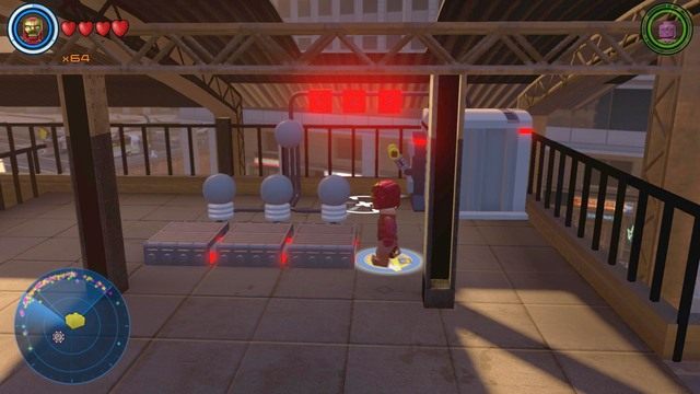 Kolejny klocek znajduje się w pojemniku po prawej stronie - Złote klocki | Północny Manhattan - sekrety | LEGO Marvels Avengers - LEGO Marvels Avengers - poradnik do gry