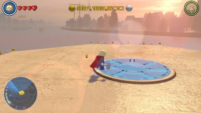 Na dachu tego samego budynku znajdziesz szklaną osłonę, a pod nią kolejny złoty klocek - Złote klocki | Południowy Manhattan - sekrety | LEGO Marvels Avengers - LEGO Marvels Avengers - poradnik do gry