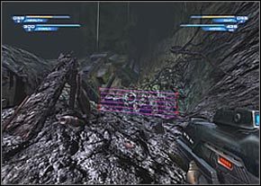 W ten sposób przejdziecie kawałek na łące, potem między skałami i w końcu po zasłanych ściółką pozostałościach lasu, by dotrzeć w końcu do miejsca docelowego - przekaźnika - Speedship Crash Site | Sanctuary | Unreal II The Awakening - Unreal II: The Awakening - poradnik do gry