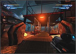 Otwórz wielkie wrota umieszczonym obok nich przyciskiem i wejdź do środka - Excavation | Na Koja Abad | Unreal II The Awakening - Unreal II: The Awakening - poradnik do gry