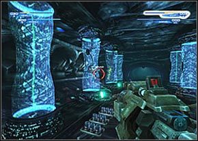 Dotrzesz do sali, w której z wielkiego szklanego otworu wyłoni się robot - Subjugation | NC962VIII | Unreal II The Awakening - Unreal II: The Awakening - poradnik do gry