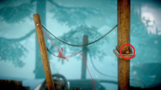 Z użyciem trampoliny dostaniesz się wyżej, gdzie czeka na ciebie guzik - Poziom 10 - Rust | Sekrety w Unravel - guziki - Unravel - poradnik do gry