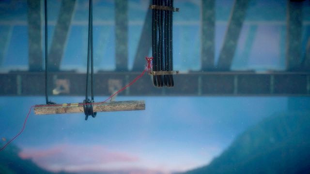 Rozhuśtaj się na pochylni, aby doskoczyć do kabli - Poziom 5 - Off the Rails | Opis przejścia Unravel - Unravel - poradnik do gry