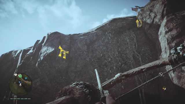 Stojąc poniżej miejsca, gdzie możesz zaczepić szpon do wspinaczki, spójrz w lewo, ponad wejściem do groty - Maski Izila | Południowe Oros | Far Cry Primal - Far Cry Primal - poradnik do gry