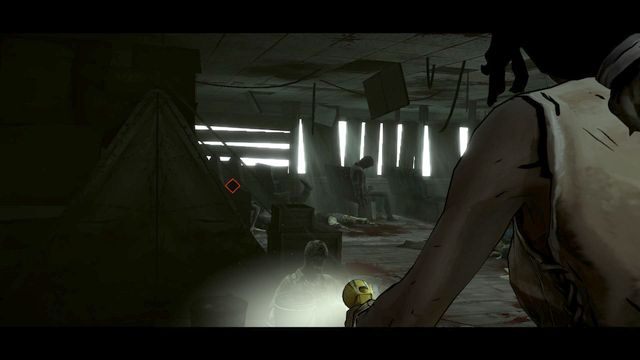 Po wyborze okna, wskocz do środka i użyj latarki by oświetlić sobie drogę - Rozdział 4 | Epizod 1 - In Too Deep - The Walking Dead: Michonne - poradnik do gry