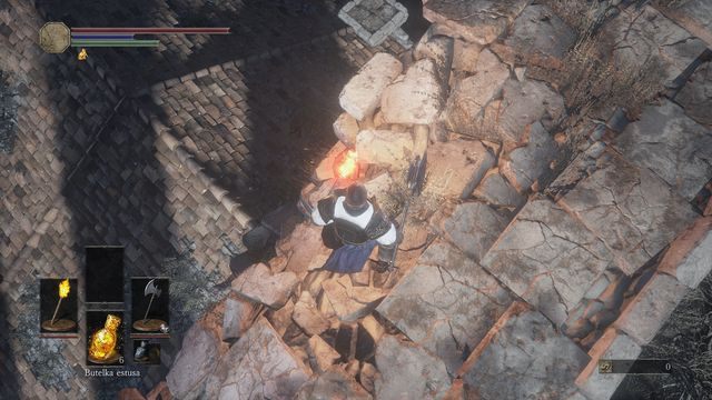 Udaj się do wieży i wyjdź do góry, a następnie przejdź na kamienny most, mniej więcej do połowy (screen), do miejsca, w którym brakuje kilku kamieni - Gdzie znaleźć ptasiego handlarza (Crows Merchant)? | Pytania i odpowiedzi - Dark Souls III - opis przejścia i sekrety