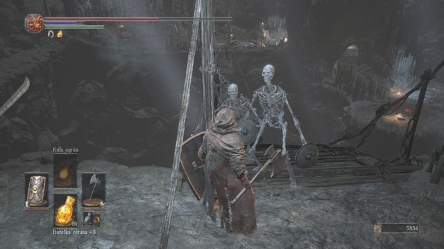 Zaraz po przebiegnięciu przez most zaatakuj w słup, aby zrzucić konstrukcję na dół. - Carthuskie Katakumby | Opis przejścia Dark Souls 3 - Dark Souls III - opis przejścia i sekrety