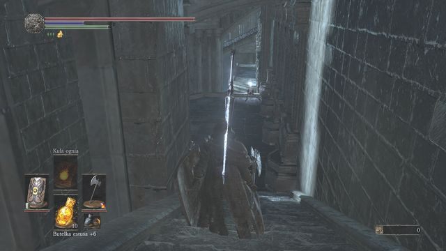 Zejdź po schodach, pod dachem znajdziesz prochy dla Opiekunki Kapliczki. - Irithyll w Mroźnej Dolinie - droga do Anor Londo | Opis przejścia Dark Souls 3 - Dark Souls III - opis przejścia i sekrety