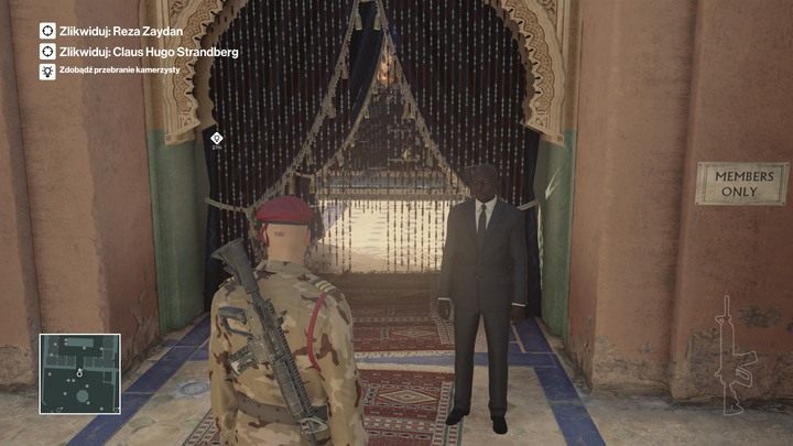 Do palarni nie wejdziemy bez okazania przepustki. - Hitman: Zamordowanie Clausa Hugo Strandberga, Marrakesz - Złota klatka | Solucja - Hitman - poradnik do gry