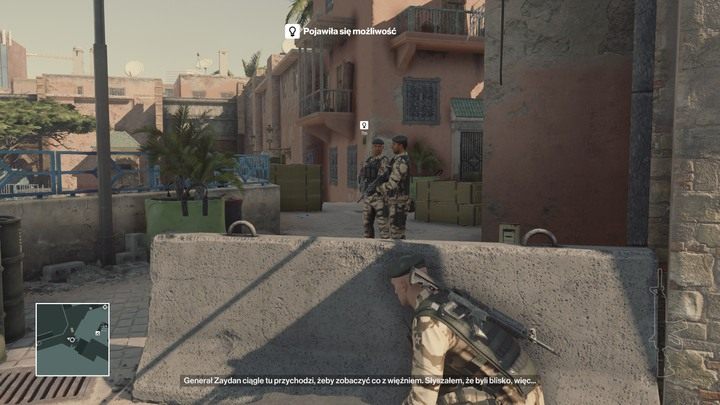 Dwóch żołnierzy rozprawia o więźniu Zaydana - to nowa możliwość jego eliminacji. - Hitman: Zamordowanie Rezy Zaydana, Marrakesz - Złota klatka | Solucja - Hitman - poradnik do gry