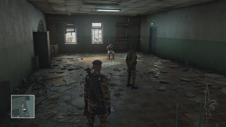 Ten sposób polega na wskoczeniu w ubranie strzeżonego więźnia. - Hitman: Zamordowanie Rezy Zaydana, Marrakesz - Złota klatka | Solucja - Hitman - poradnik do gry