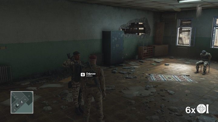 Żołnierze widzący oficera będą mu salutować - możesz ich też odesłać. - Hitman: Zamordowanie Rezy Zaydana, Marrakesz - Złota klatka | Solucja - Hitman - poradnik do gry