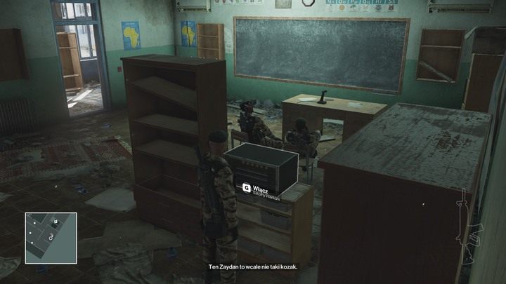 Plotkarze obgadują Zaydana - możesz to wykorzystać, aby sprowokować Rezę. - Hitman: Zamordowanie Rezy Zaydana, Marrakesz - Złota klatka | Solucja - Hitman - poradnik do gry