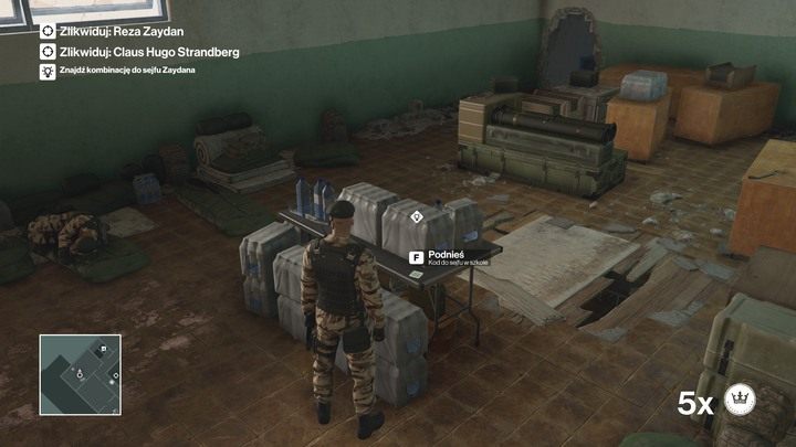 Hasło do sejfu Zaydana znajduje się w pomieszczeniu żołnierzy służącym do spania. - Hitman: Zamordowanie obu celów naraz, Marrakesz - Złota klatka | Solucja - Hitman - poradnik do gry