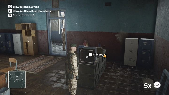 Uważaj, by otwierania sejfu nie ujrzał oficer pilnujący korytarza. - Hitman: Zamordowanie obu celów naraz, Marrakesz - Złota klatka | Solucja - Hitman - poradnik do gry