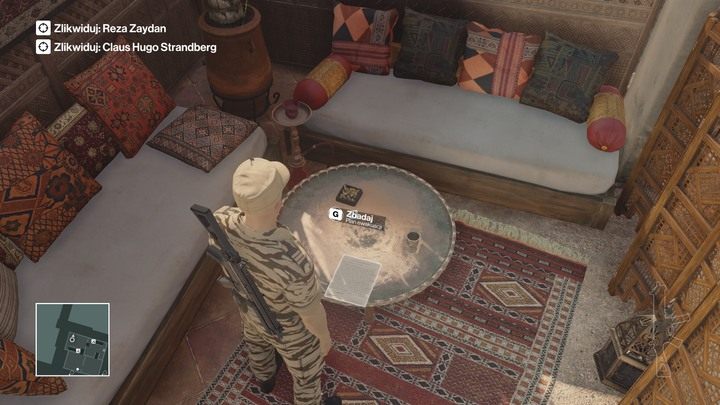 Na dachu jednego z budynków w Marrakeszu spotkasz byłą szefową ochrony konsulatu (M5,8), która rozmawia przez telefon na temat podziemnego tunelu będącego drogą ewakuacyjną dla Strandberga - Hitman: Zamordowanie obu celów naraz, Marrakesz - Złota klatka | Solucja - Hitman - poradnik do gry